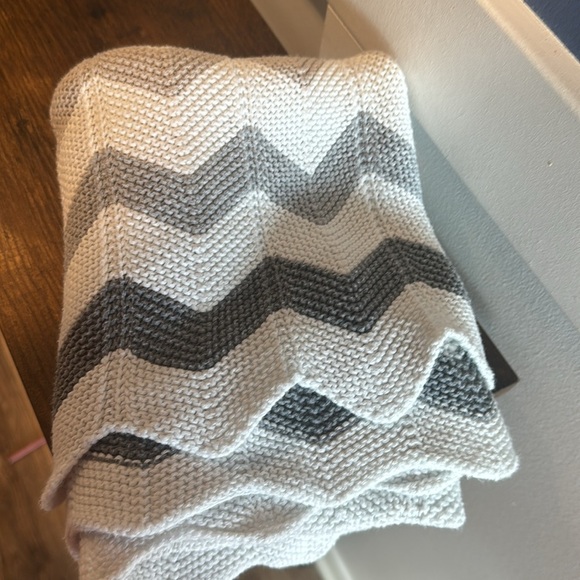 New Silver Cloud Unisex Baby Blanket/Shawl Gray and White Chevron Pattern - Picture 2 of 6